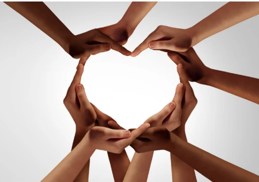 Mãos formando um coração, simbolizando ação comunitária